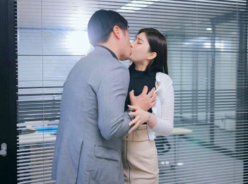 Em nữ nhân viên văn phòng xinh đẹp cực dâm đãng